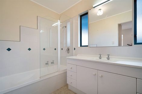 Photo of property in 9a Fruitvale Road, New Lynn, Auckland, 0600