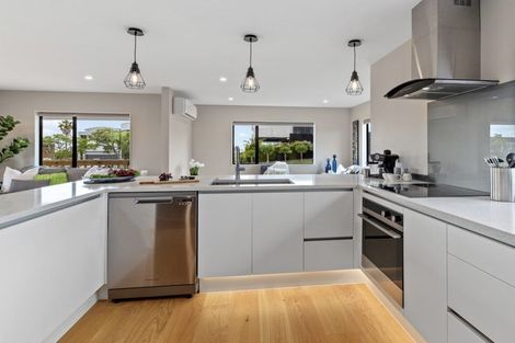 Photo of property in 168 Luckens Road, West Harbour, Auckland, 0618