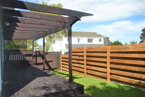 Photo of property in 21 Kingsbridge Place, Newlands, Wellington, 6037