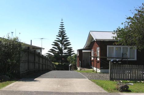 Photo of property in 1/895 East Coast Road, Northcross, Auckland, 0632