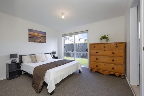 Photo of property in 33 Dawnhaven Drive, Te Atatu Peninsula, Auckland, 0610