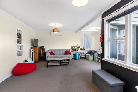 Photo of property in 3 Thames Street, Island Bay, Wellington, 6023