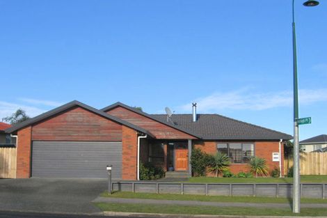 Photo of property in 11 Moyrus Crescent, East Tamaki Heights, Auckland, 2016