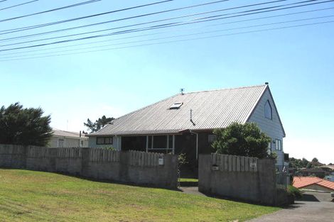 Photo of property in 2/901 East Coast Road, Northcross, Auckland, 0632
