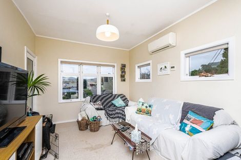 Photo of property in 58 Lincoln Avenue, Tawa, Wellington, 5028
