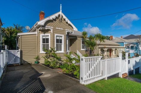 Photo of property in 15 Saint Leonards Road, Devonport, Auckland, 0624