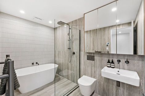 Photo of property in 21d Arahia Street, Northcote, Auckland, 0627