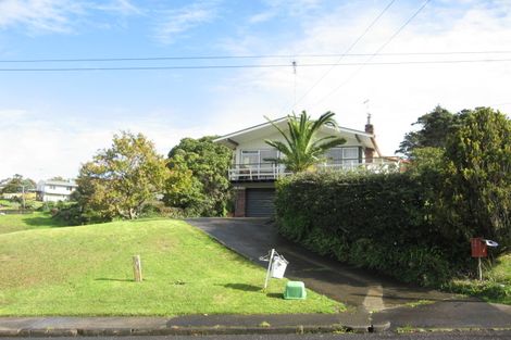 Photo of property in 17 Colmar Road, Mellons Bay, Auckland, 2014