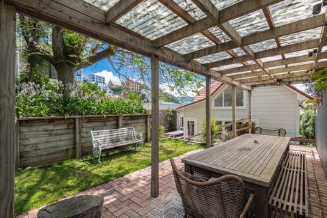 Photo of property in 210 Oriental Parade, Oriental Bay, Wellington, 6011