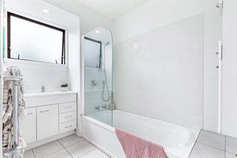 Photo of property in 16 Glenhaven Place, Te Atatu Peninsula, Auckland, 0610