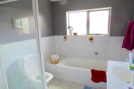 Photo of property in 13 Fleetwood Drive, Henderson, Auckland, 0612