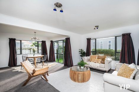 Photo of property in 1a Bennett Grove, Newlands, Wellington, 6037