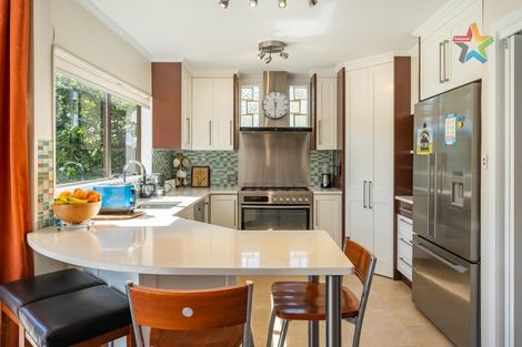 Photo of property in 27 Holyoake Crescent, Avalon, Lower Hutt, 5011