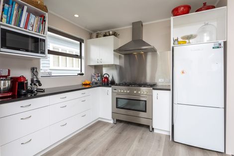 Photo of property in 34 Karaka Street, Helensville, 0800