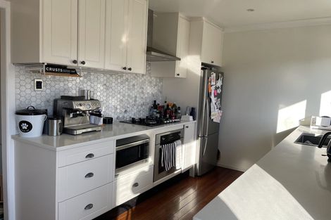 Photo of property in 28 Harbour View Road, Te Atatu Peninsula, Auckland, 0610