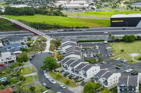 Photo of property in 5e/71 Spencer Road, Oteha, Auckland, 0632