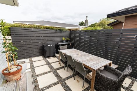 Photo of property in 9 Pinkerton Grove, Newlands, Wellington, 6037