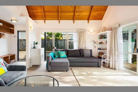 Photo of property in 2/8 Rickards Place, New Lynn, Auckland, 0600