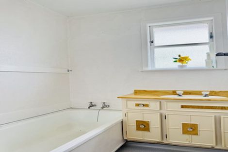 Photo of property in 81 Ennis Avenue, Pakuranga Heights, Auckland, 2010