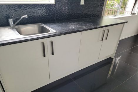 Photo of property in 15 Tiki Street, New Lynn, Auckland, 0600