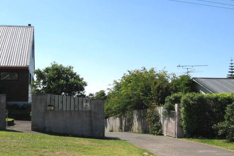 Photo of property in 1/901 East Coast Road, Northcross, Auckland, 0632