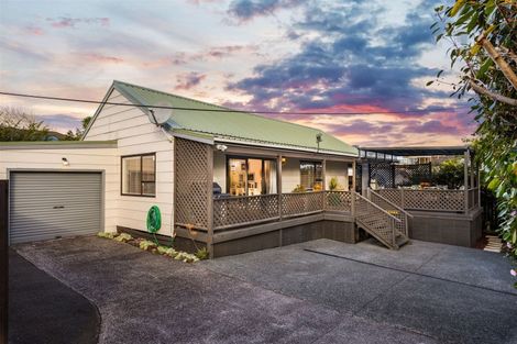 Photo of property in 19 Alma Street, Te Atatu South, Auckland, 0610
