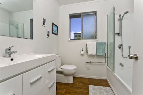 Photo of property in 2/52 Sunnynook Road, Sunnynook, Auckland, 0620