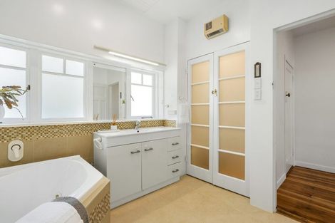 Photo of property in 2/40a Norwood Road, Bayswater, Auckland, 0622