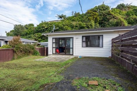 Photo of property in 42a Salford Street, Newlands, Wellington, 6037
