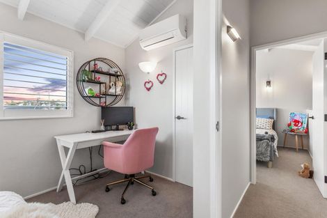 Photo of property in 6 Oystergrove Road, West Harbour, Auckland, 0618