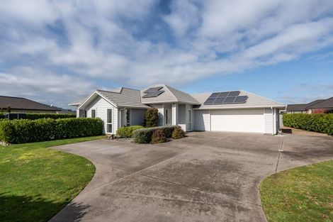 Photo of property in 32 Mike Smith Drive, Cambridge, 3434