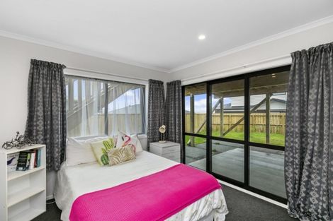 Photo of property in 9b Epic Way, Newlands, Wellington, 6037