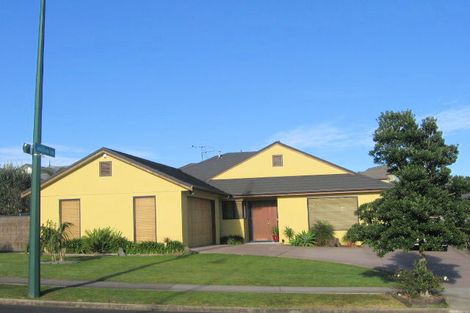 Photo of property in 35 Moyrus Crescent, East Tamaki Heights, Auckland, 2016