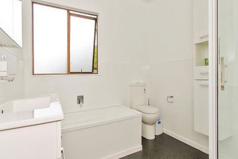 Photo of property in 16 Sylvan Crescent, Te Atatu South, Auckland, 0610