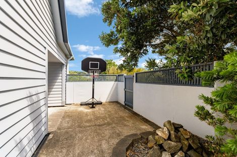 Photo of property in 40 Joseph Banks Drive, Whitby, Porirua, 5024