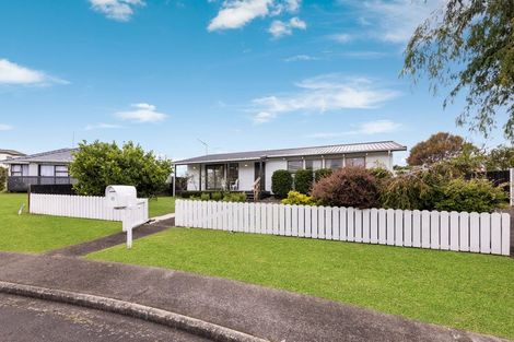 Photo of property in 11 Foyle Place, Glendene, Auckland, 0602
