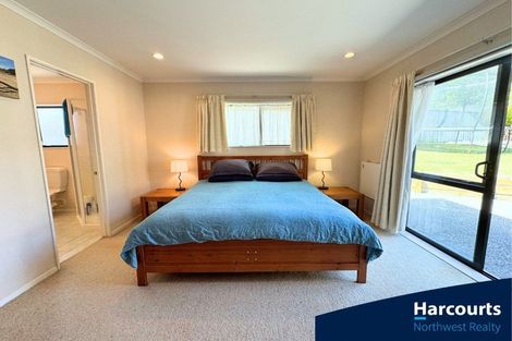 Photo of property in 20 Reybert Place, Massey, Auckland, 0614