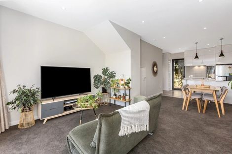 Photo of property in 2/6 Oswald Crescent, Paparangi, Wellington, 6037