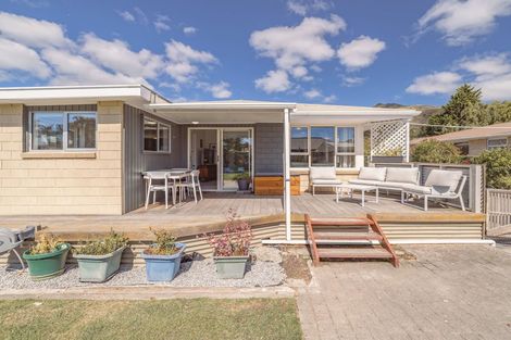 Photo of property in 6 Laing Crescent, Heathcote Valley, Christchurch, 8022