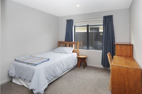 Photo of property in 2 Strone Close, Broomfield, Christchurch, 8042