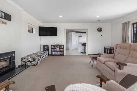 Photo of property in 38 Pohutukawa Drive, Levin, 5571