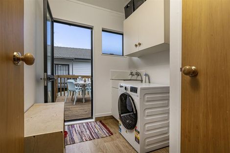 Photo of property in 1/10 Sevilla Place, Unsworth Heights, Auckland, 0632