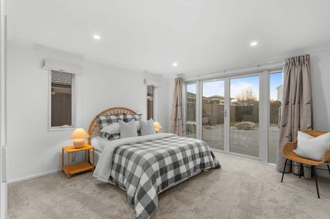 Photo of property in 17 Cunneen Place, Aidanfield, Christchurch, 8025