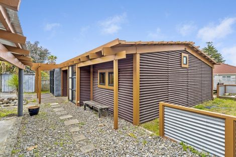 Photo of property in 102 Seaview Road, Paraparaumu Beach, Paraparaumu, 5032