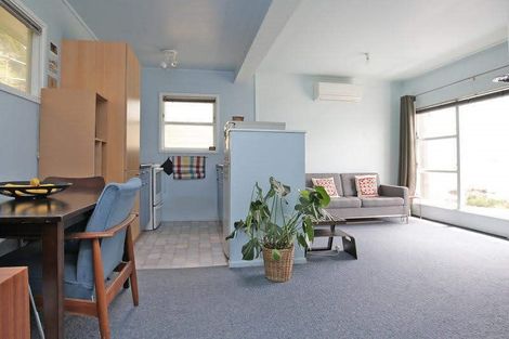 Photo of property in 2/330 Queens Drive, Lyall Bay, Wellington, 6022