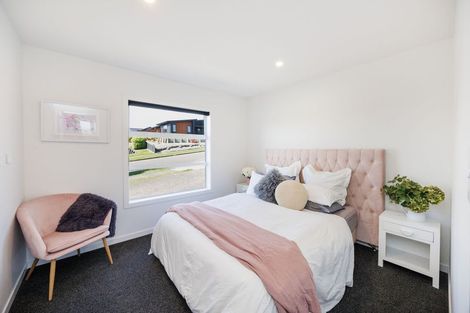 Photo of property in 37 Vaucluse Heights, Fitzherbert, Palmerston North, 4410