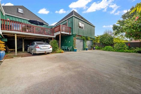 Photo of property in 48 Pokapu Street, Titirangi, Auckland, 0600