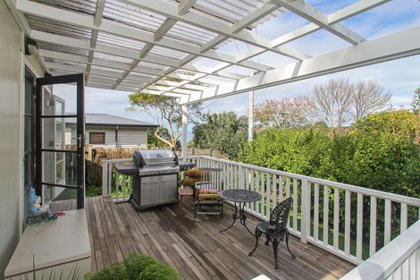 Photo of property in 4 Mceldowney Road, Titirangi, Auckland, 0604