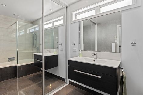 Photo of property in 52 Crofton Road, Harewood, Christchurch, 8051