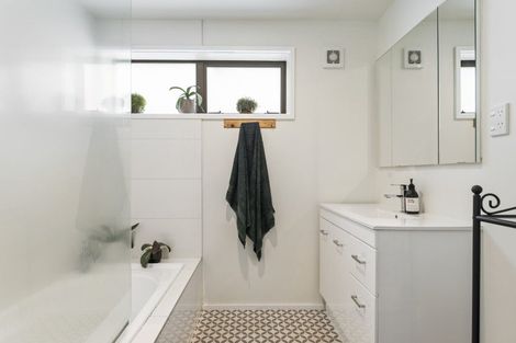 Photo of property in 15 Victory Street, Welcome Bay, Tauranga, 3112